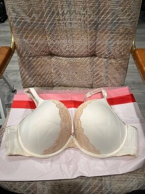 🍃Cacique 44D Cream T-Shirt Bra with Beige Lace Trim